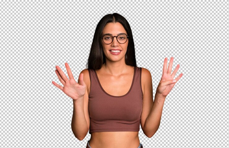PSD sonriendo y luciendo amigable mostrando el número nueve o noveno con la mano hacia adelante contando hacia atrás