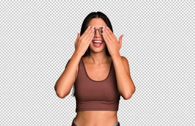 Sonriendo y sintiéndose feliz cubriendo los ojos con ambas manos y esperando una sorpresa increíble