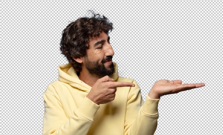 PSD sonriendo sintiéndose feliz despreocupado y satisfecho señalando el concepto o idea en el espacio de copia en el lado