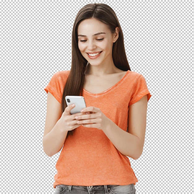 Sonriente joven atractiva mediante teléfono móvil
