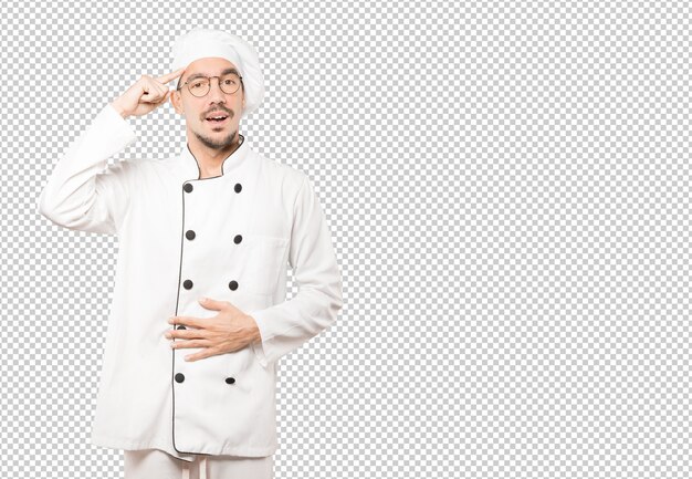 Sorprendido joven chef haciendo un gesto de concentración