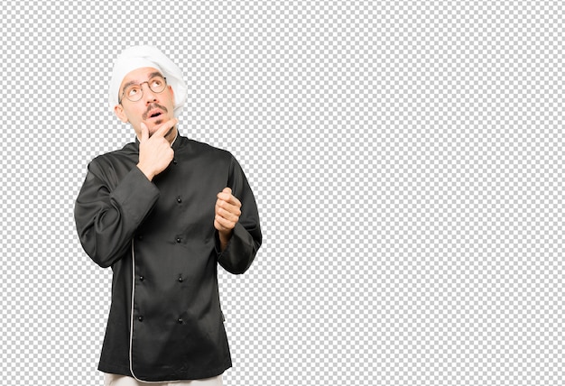 Sorprendido joven chef mirando gesto