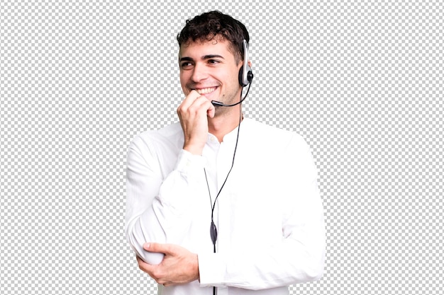 Sorridendo con un'espressione felice e sicura con la mano sul mento