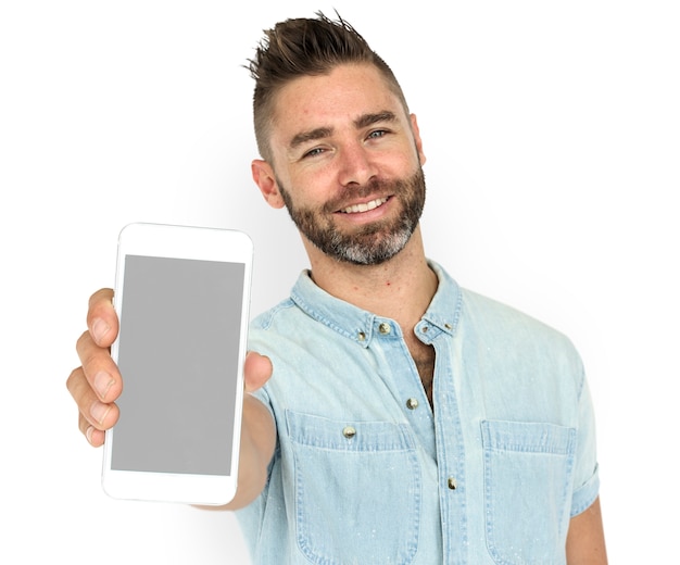 Sorridere caucasico del telefono della tenuta dell'uomo