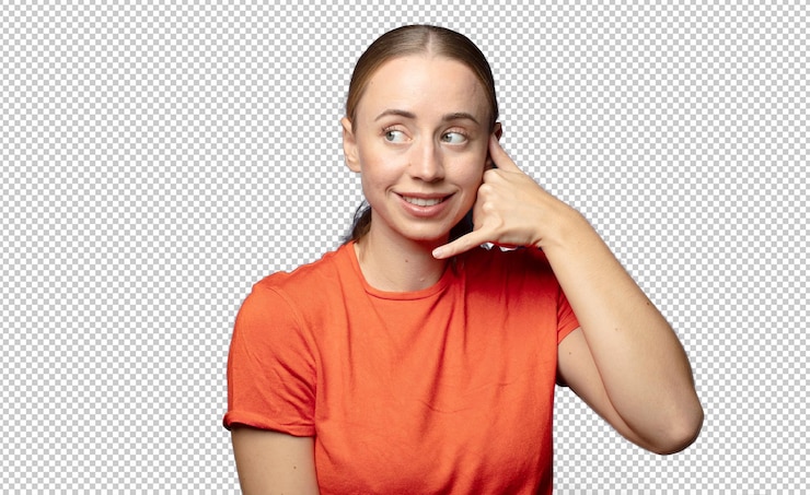 PSD sorrindo alegremente e apontando para a câmera enquanto faz uma chamada você mais tarde gesto falando no telefone