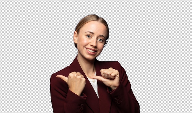 sorrindo alegremente e casualmente apontando para copiar o espaço do lado sentindo-se feliz e satisfeito