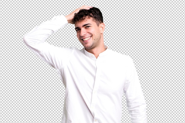 Sorrindo alegremente e casualmente levando a mão à cabeça com um olhar positivo feliz e confiante