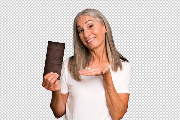 Sorrindo alegremente se sentindo feliz e mostrando um conceito