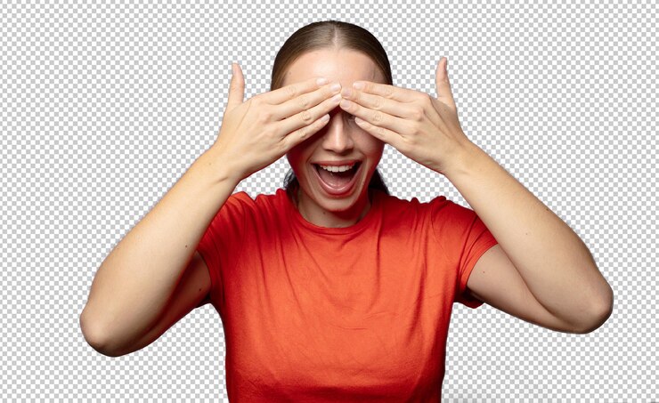 PSD sorrindo e sentindo-se feliz cobrindo os olhos com as duas mãos e esperando uma surpresa inacreditável