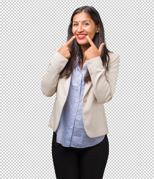 Sorrisos de mulher indiana de negócios jovem, apontando a boca, conceito de dentes perfeitos, dentes brancos, tem uma atitude alegre e jovial