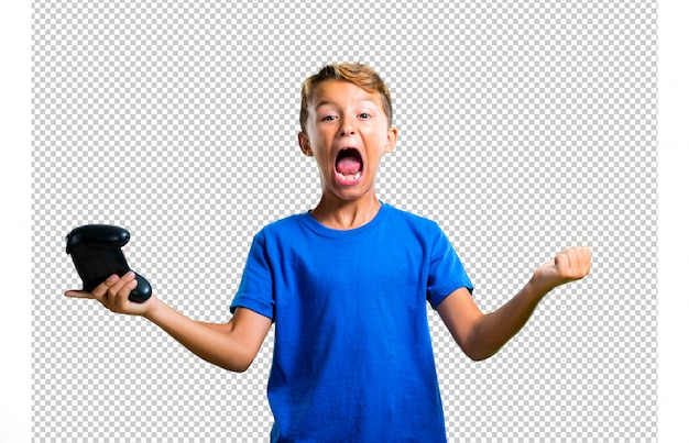 Sorte criança jogando no console