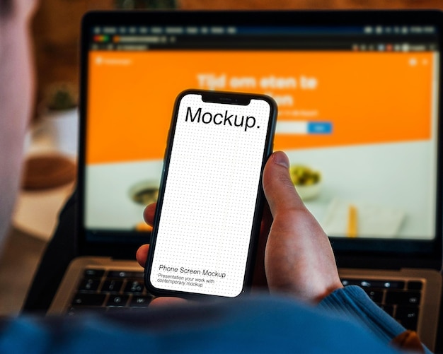 Sosteniendo un teléfono móvil con una maqueta de pantalla