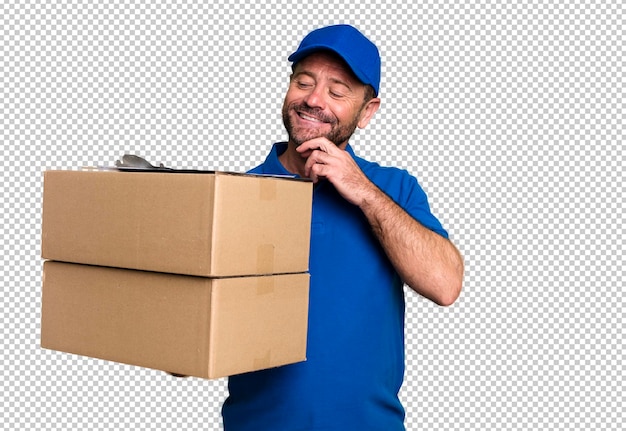 Souriant avec une expression heureuse et confiante avec la main sur le menton