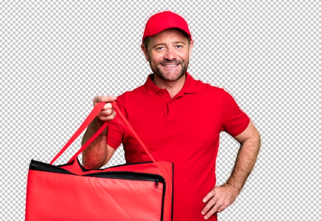souriant joyeusement avec une main sur la hanche et confiant