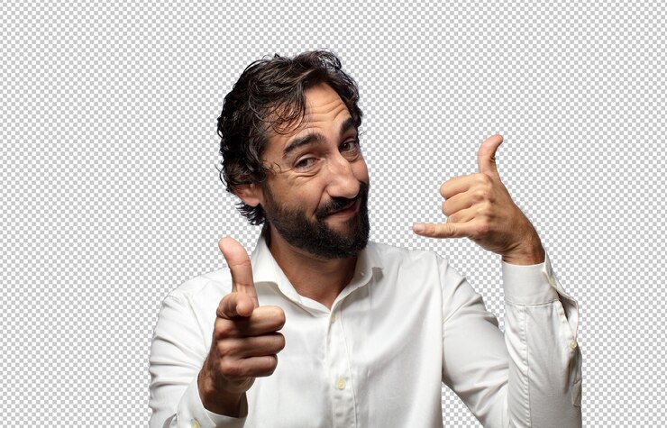 PSD sourire joyeusement et pointer vers la caméra tout en faisant un appel vous plus tard geste en parlant au téléphone