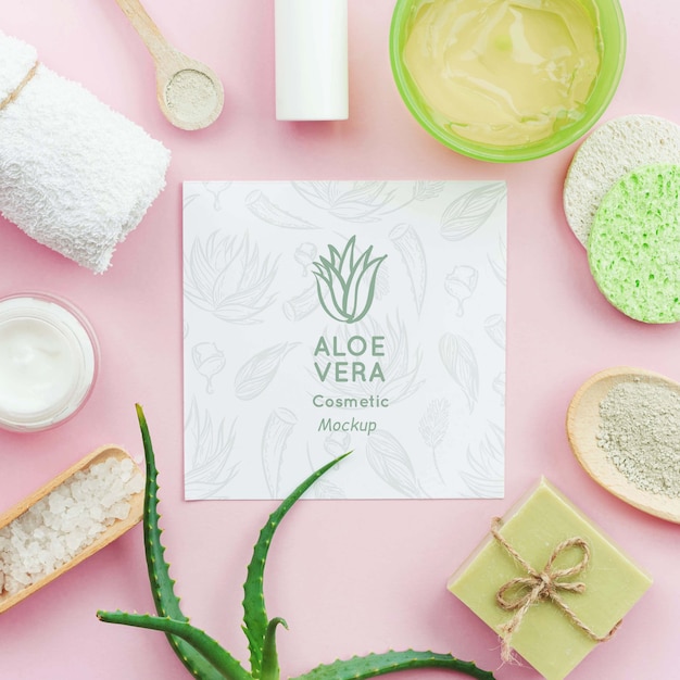 Spa-Modell umgeben von Aloe-Vera-Produkten