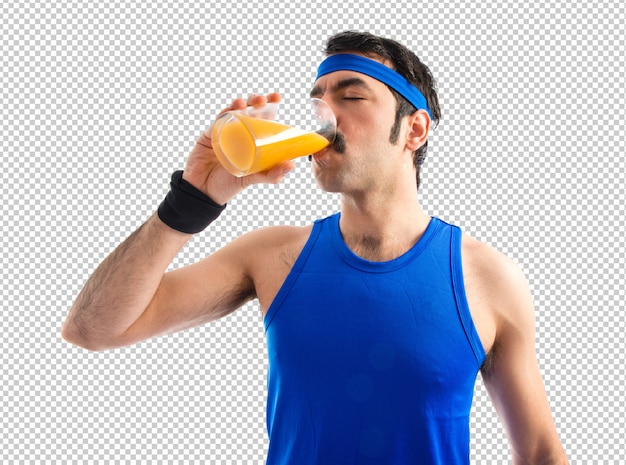 Sportman trinkt Orangensaft