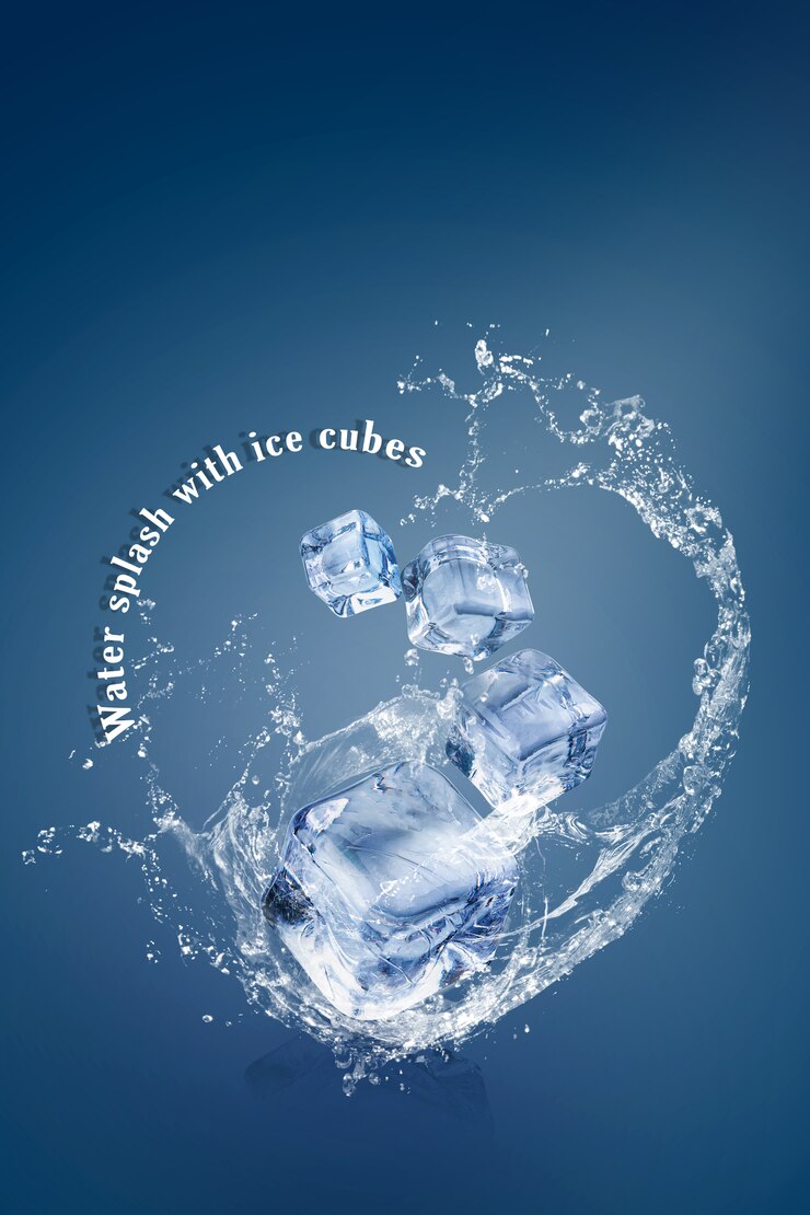 Spruzzo d'acqua con cubetti di ghiaccio isolati su uno sfondo blu e spazio di copia