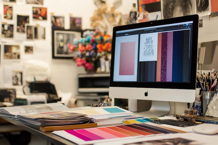 PSD station de travail de conception échantillons textiles logiciel de conception numérique sur moniteur espace de travail créatif échantillons colorés impressions de mode bureau d'art
