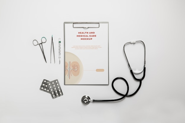 Stéthoscope et presse-papiers au-dessus de la vue