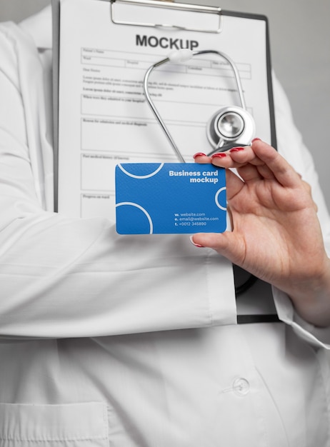 Stetoscopio della tenuta del medico e vista frontale della carta