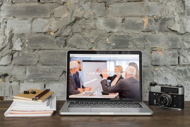 Stillleben mit Laptop-Mockup