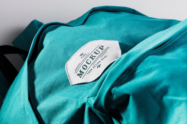 PSD stoffkleidungs-patch-modell auf blauem rucksack