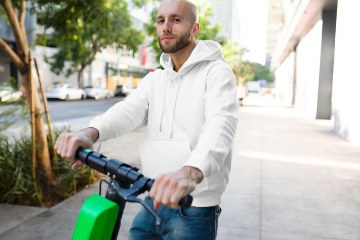 PSD streetwear capuz branco mockup psd homem montando scooter roupa elegante
