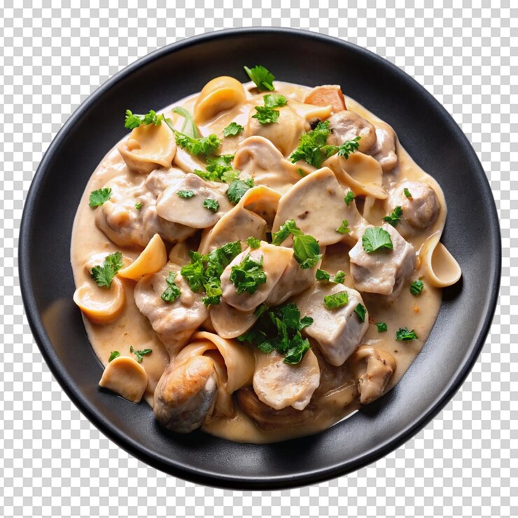 PSD stroganoff di pollo con salsa di funghi su piatto nero isolato su sfondo bianco