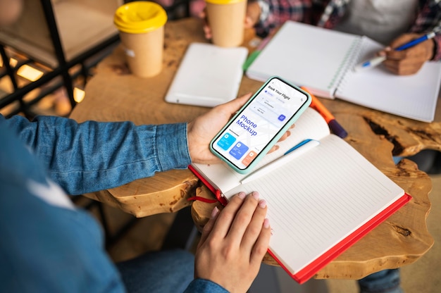 Studentenlebensstil mit telefonmodell