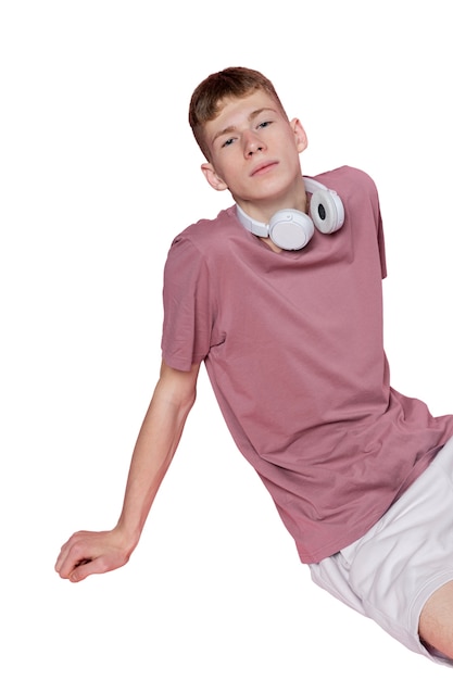 Studioporträt des jungen Teenagers mit Kopfhörern