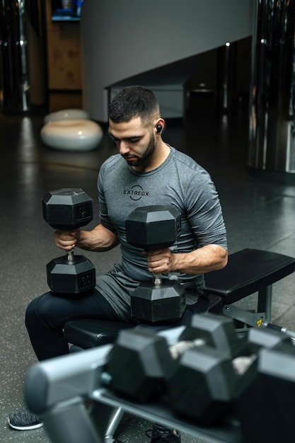 Stylish Men Gym Active Wear Mockup de logo pour la mode et l'image de marque