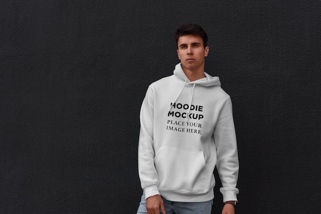 Sudadera con capucha mockup street style, hombre con estilo