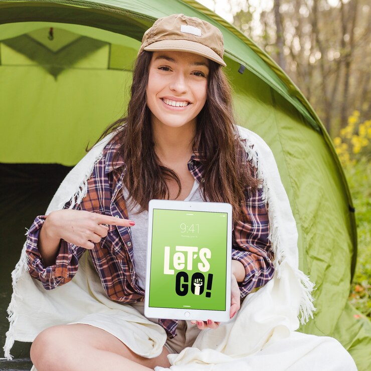Summer camp mockup con donna che punta al tablet