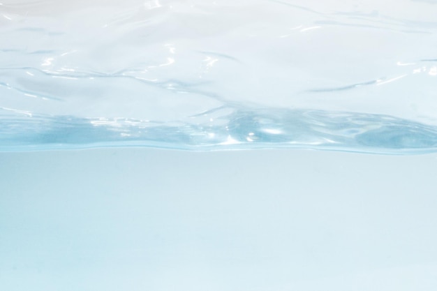 surface d'eau avec des vagues sur un fond blanc