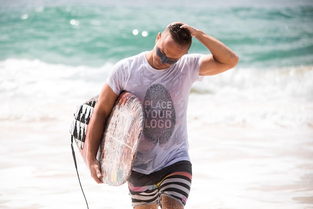 Surfer-T-Shirt Mockup