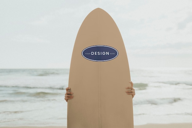 Surfista con un modello di tavola da surf