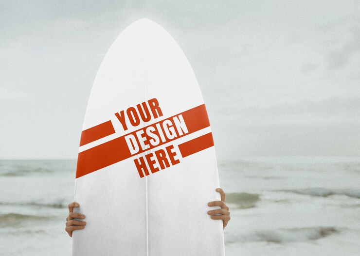PSD surfista sosteniendo una maqueta de tabla de surf