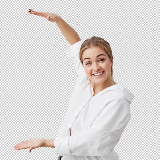 Surpreendida garota loira em roupas casuais mostrando com as mãos o comprimento da caixa bela fêmea vestindo camisa branca sorrindo com dentes demonstrando o tamanho de algo grande ativamente gesticulando
