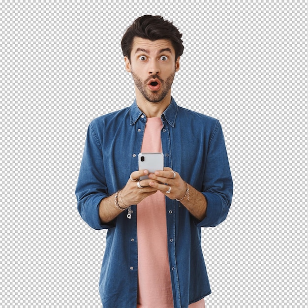 Surpreendido e espantado cara recebe novo smartphone dobrar o lábio em wow e olhar emocionado e chocado câmera ver algo incrível on-line encomendar agora parede branca