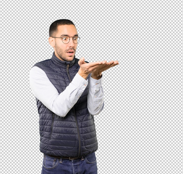 PSD surpris de jeune homme tenant quelque chose avec sa main