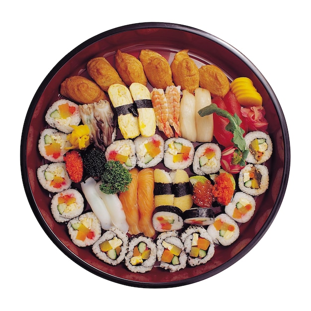 Sushi-Teller mit verschiedenen Arten von Nigiri und Maki
