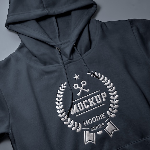 Sweat à capuche avec maquette de logo à effet gaufré