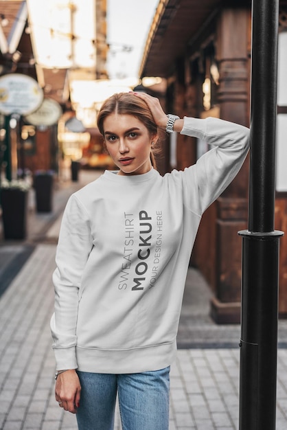 PSD sweat-shirt mockup girl on the street