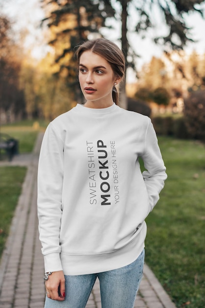 Sweat-shirt Mockup Girl On The Street