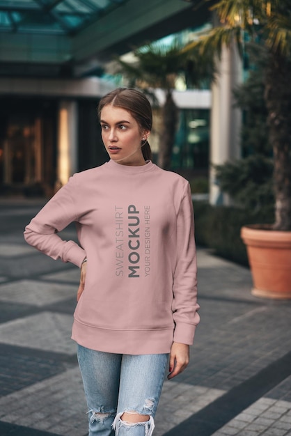 Sweat-shirt Mockup Girl On The Street