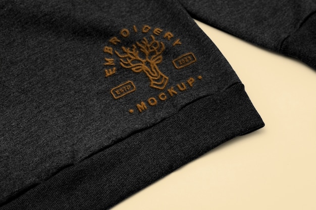 Sweatshirt mit Stickerei-Mockup