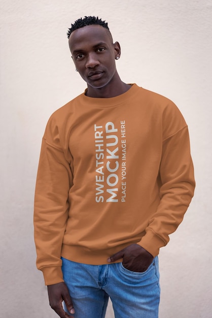 PSD sweatshirt mock-up auf afrikanischem mann