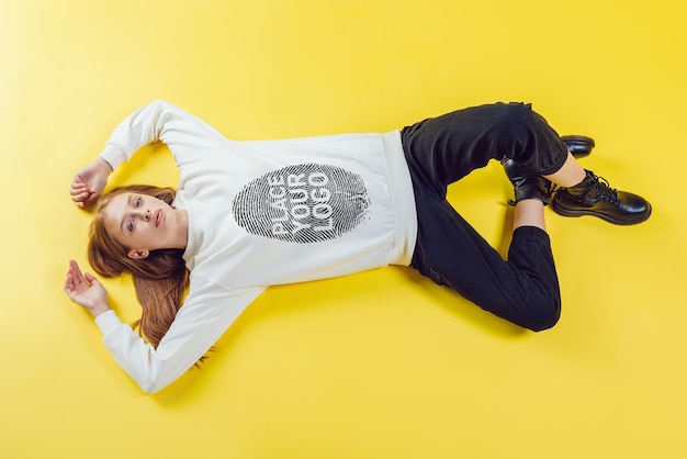 PSD sweatshirt mockup für mädchen