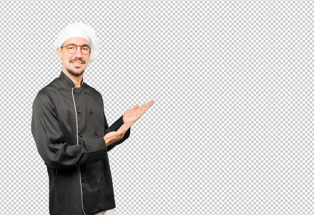 Sympathique jeune chef faisant un geste de bienvenue